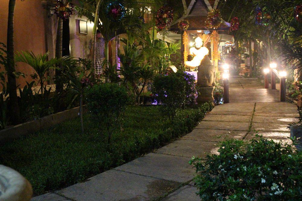 Central Night Hotel Siem Reap Exteriör bild