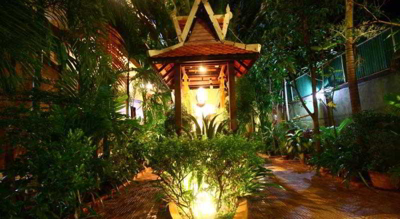 Central Night Hotel Siem Reap Exteriör bild