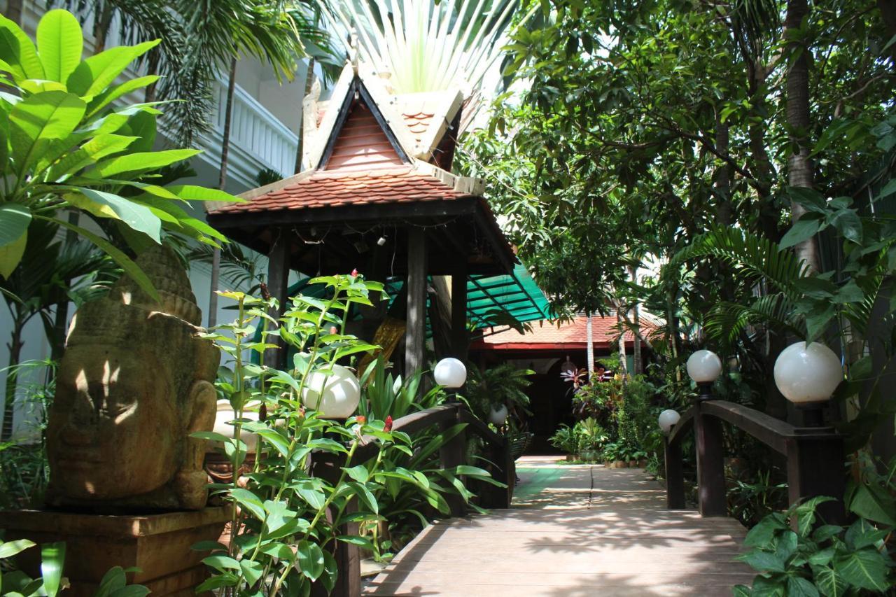 Central Night Hotel Siem Reap Exteriör bild