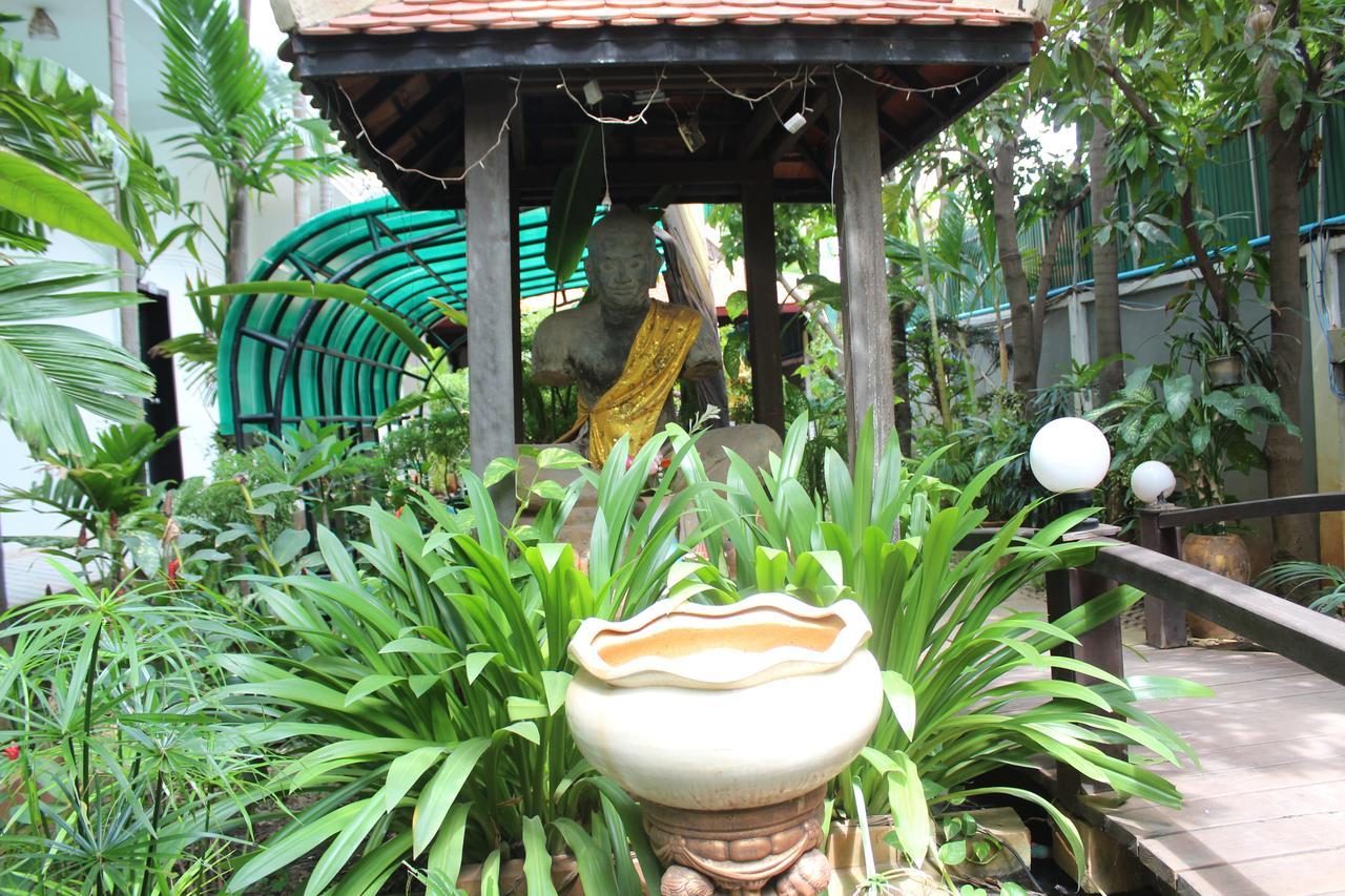 Central Night Hotel Siem Reap Exteriör bild